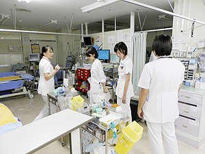 救急外来にて、感染対策の環境を調べる東葛病院感染対策チーム。