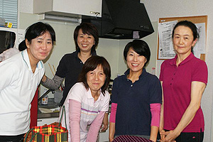野田南部訪問看護ステーションそよかぜのスタッフ 写真一番左が筆者・鈴木千重看護師