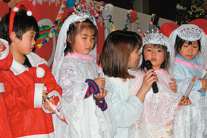 キャンドルサービスでのドレス姿の子ども達と職員