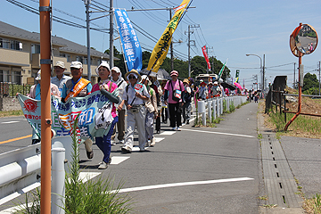 隊列が長く続く行進