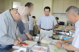 実際の調理を学ぶ患者さん。腎センター土谷所長も見学に