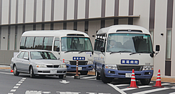 二重駐車で車両通行路が狭くなっています。充分ご注意ください