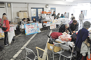 雨のため一部の模擬店は病院1階入口で出店