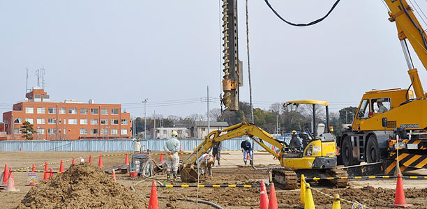 重機も入り、工事が着工された建設用地。左手に臨むのは、流山市生涯学習センター